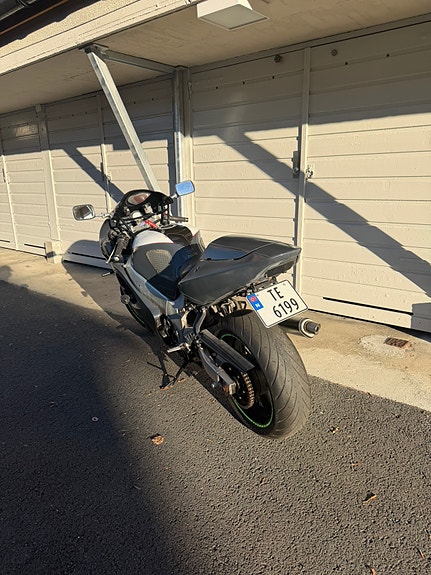 Suzuki GSX-R 600 8 of 14