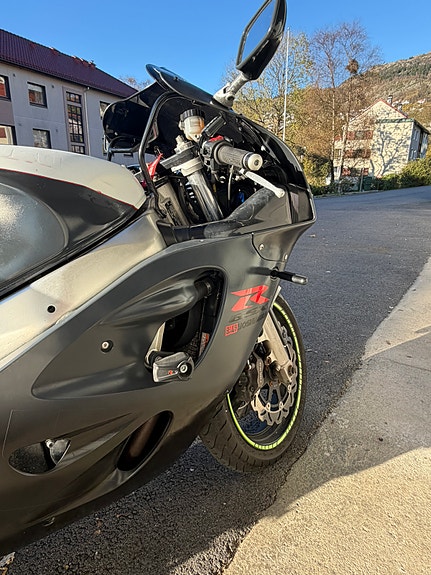 Suzuki GSX-R 600 2 of 14