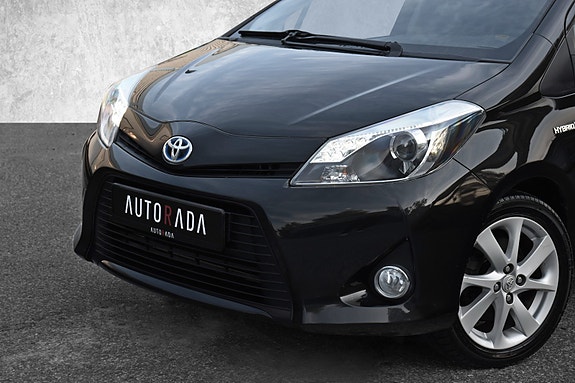 Toyota Yaris 2 of 18