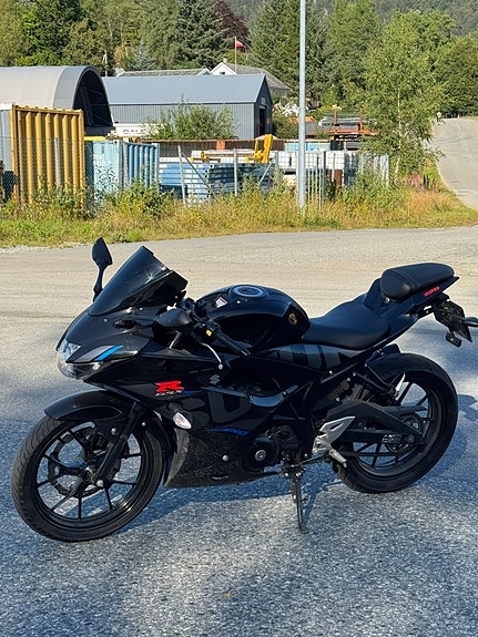 Suzuki GSX-R 125 2 of 4