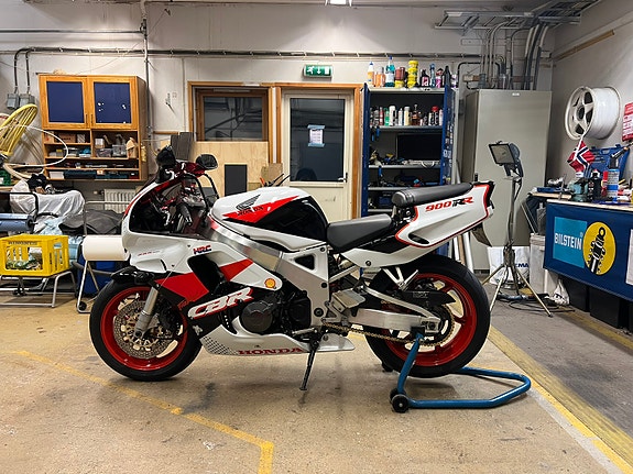 Honda CBR 900 RR 3 of 8