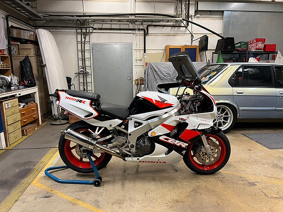 Honda CBR 900 RR 2 of 8