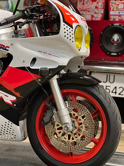 Honda CBR 900 RR 4 of 8