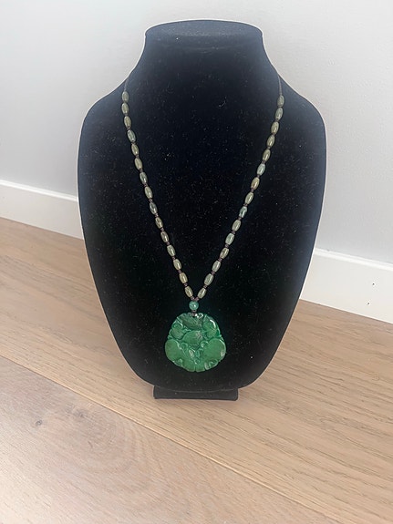 💚Nydelig, grønt smykke med utskåret anheng 💚