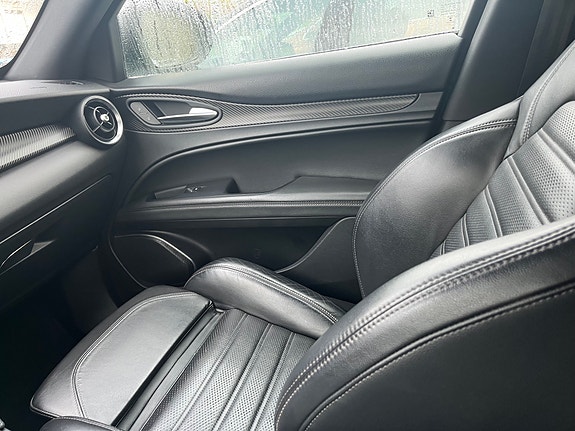 Alfa Romeo Stelvio 29 of 30