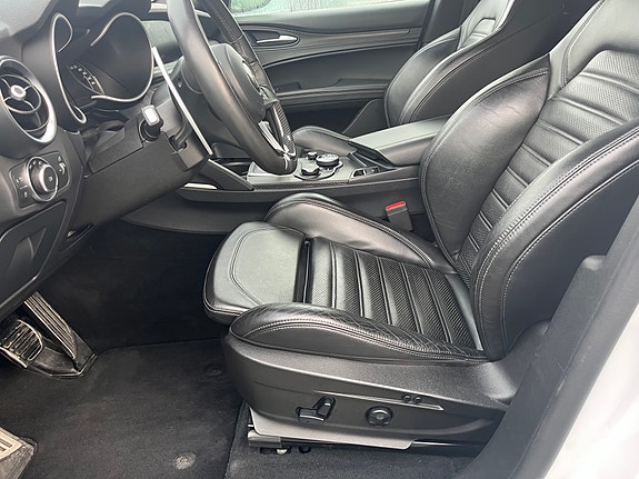 Alfa Romeo Stelvio 25 of 30