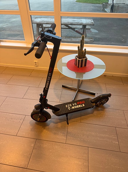 E-Wheels E2S V3 Pro elektrisk sparkesykkel svart