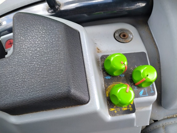 Deutz Fahr Agroplus 420FF 25 of 28