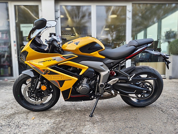 Triumph Daytona 660 Cosmic Yellow 4 of 12
