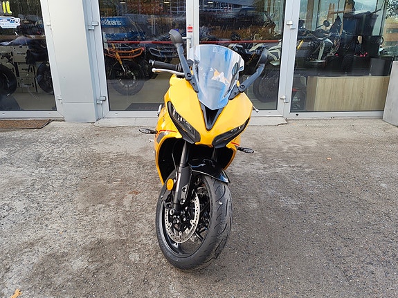 Triumph Daytona 660 Cosmic Yellow 6 of 12