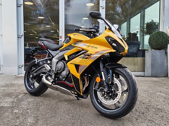 Triumph Daytona 660 Cosmic Yellow 2 of 12