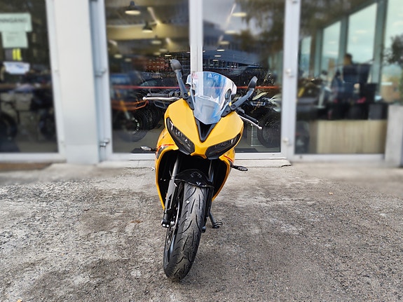 Triumph Daytona 660 Cosmic Yellow 5 of 12