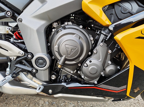 Triumph Daytona 660 Cosmic Yellow 8 of 12