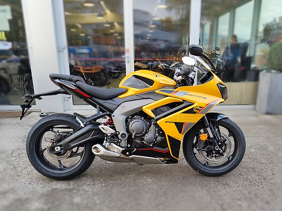 Triumph Daytona 660 Cosmic Yellow 3 of 12