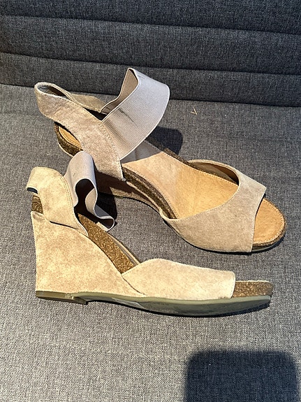 UBRUKT- Beige skinnsandaler str 40