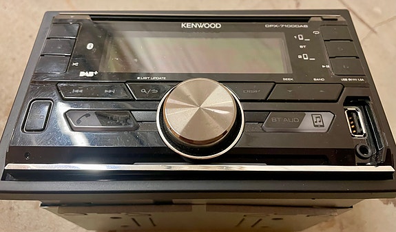 Kenwood 7100 DAB bilstereo med USB og AUX