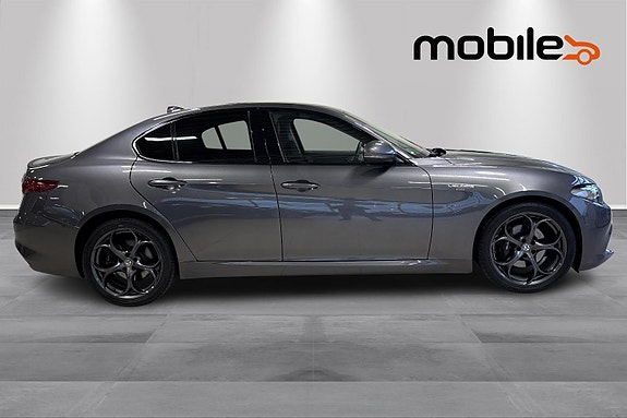 Alfa Romeo Giulia 2 of 30