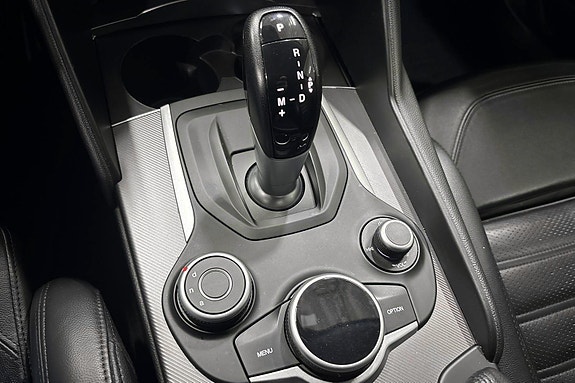 Alfa Romeo Giulia 14 of 30