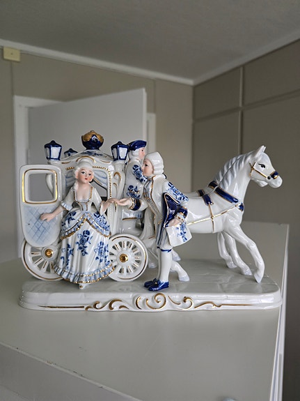 Porselen figur hest og vogn hvit/blå