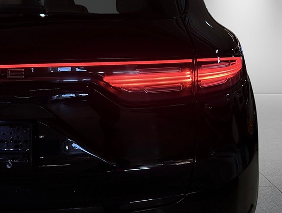 Porsche Cayenne 8 of 27