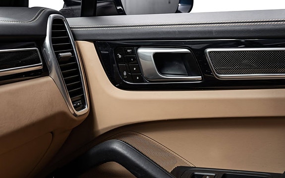 Porsche Cayenne 15 of 27