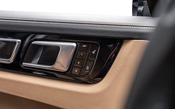 Porsche Cayenne 16 of 27