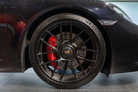 Porsche 911 Carrera 4 GTS 14 of 30