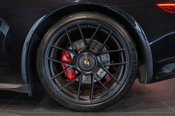 Porsche 911 Carrera 4 GTS 12 of 30