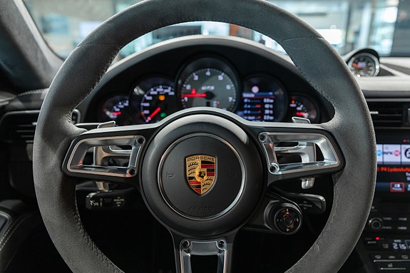 Porsche 911 Carrera 4 GTS 19 of 30