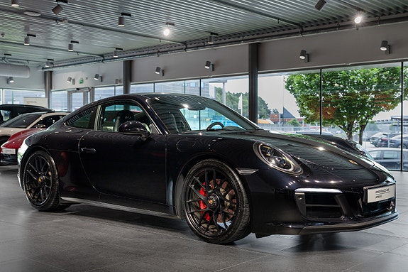 Porsche 911 Carrera 4 GTS 7 of 30
