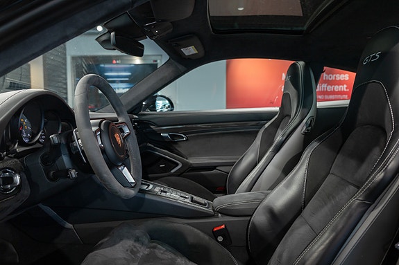 Porsche 911 Carrera 4 GTS 18 of 30