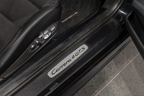 Porsche 911 Carrera 4 GTS 16 of 30