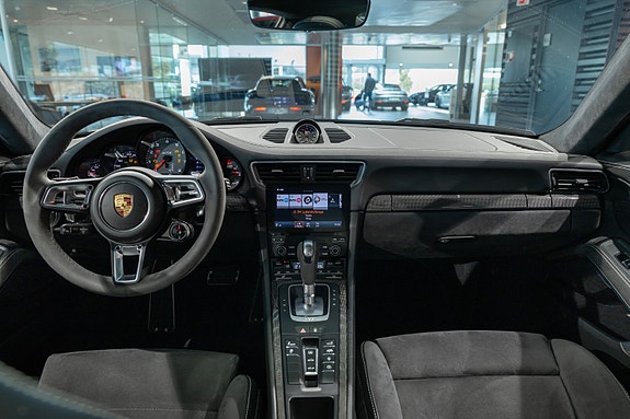 Porsche 911 Carrera 4 GTS 20 of 30