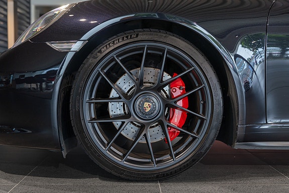 Porsche 911 Carrera 4 GTS 11 of 30