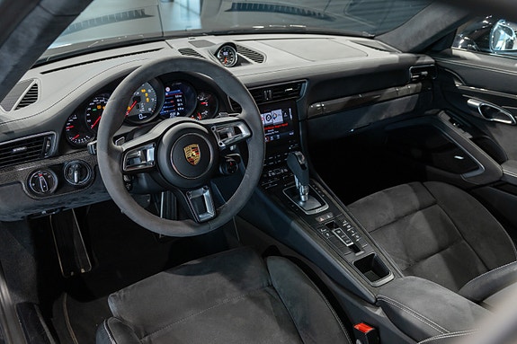 Porsche 911 Carrera 4 GTS 17 of 30