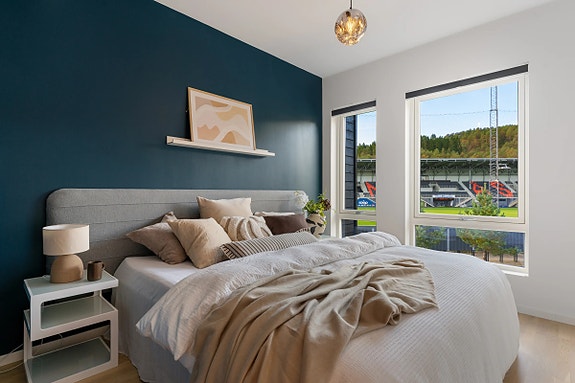 Stilig nattbord med 3 hyller av temperert glass
