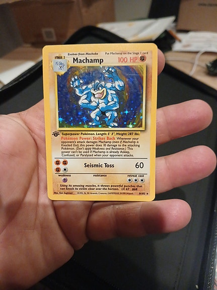 Pokémon Machamp 8/102 1st Edition Selger et originalt Machamp 1st Edition Holo