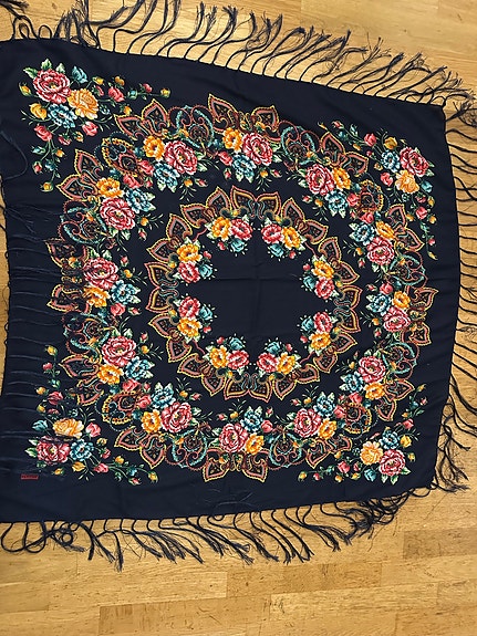 Ubrukt sjal med blomster og frynser – Pavlovo Posad-stil