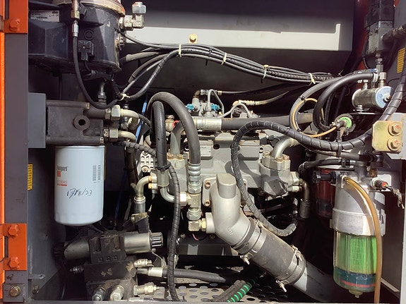 Hitachi ZX210LC-3 9 of 15