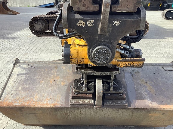 Hitachi ZX210LC-3 5 of 15