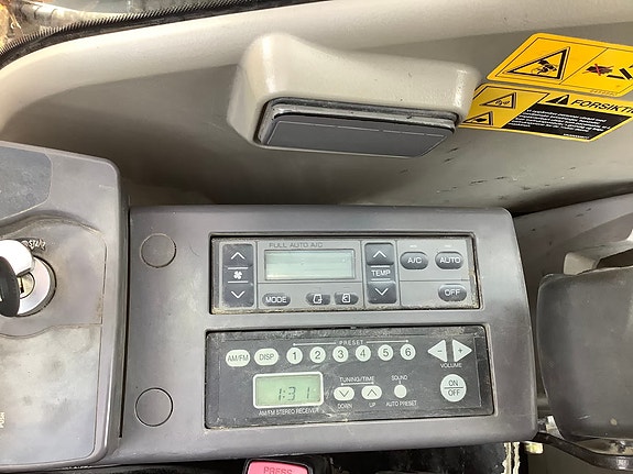 Hitachi ZX210LC-3 11 of 15