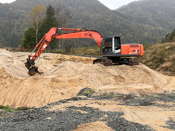 Hitachi ZX210LC-3 2 of 15