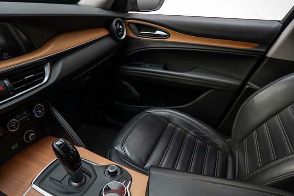 Alfa Romeo Stelvio 23 of 30