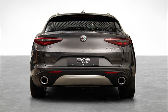 Alfa Romeo Stelvio 5 of 30