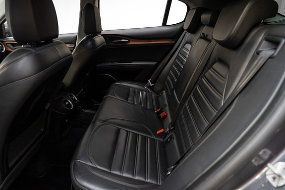 Alfa Romeo Stelvio 25 of 30