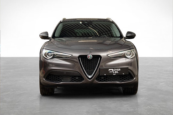 Alfa Romeo Stelvio 2 of 30