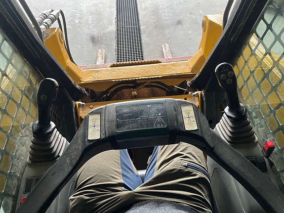 Komatsu SK714 16 of 29