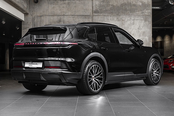 Porsche Cayenne 3 of 30