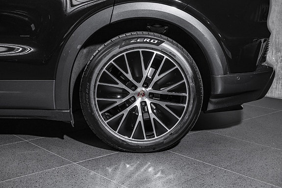 Porsche Cayenne 16 of 30