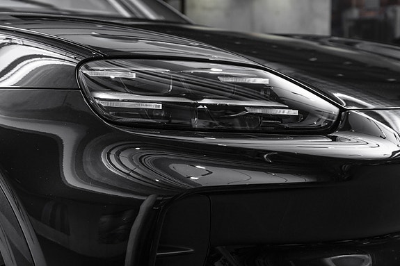 Porsche Cayenne 9 of 30